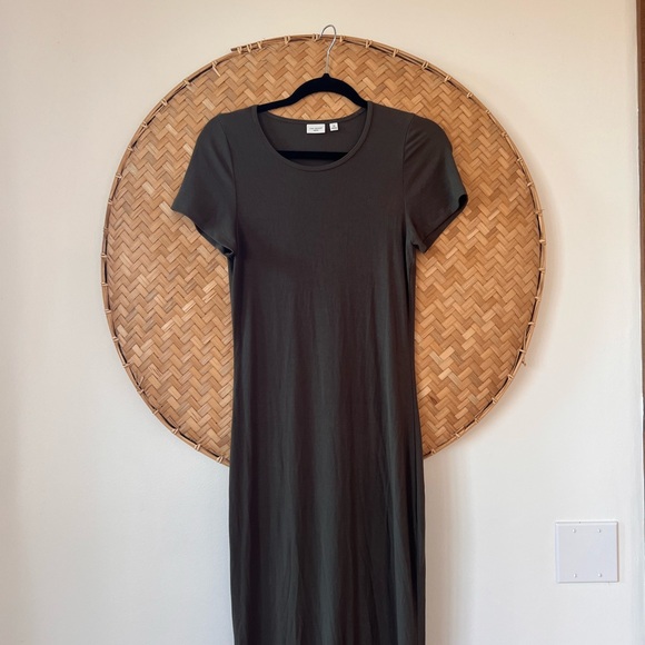 ARITZIA THE GROUP LUXE‎ LOUNGE TEMPTATION SHORT-SLEEVE RIBBED MAXI GREEN DRESS - Picture 4 of 11